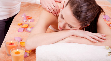 Fototapeta na wymiar Młoda atrakcyjna kobieta z odnowy biologicznej masaż relaksujący