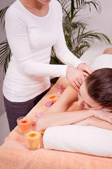 Obraz na płótnie Canvas Młoda atrakcyjna kobieta z odnowy biologicznej masaż relaksujący