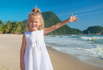 Fototapeta na wymiar Adorable szczęśliwy uśmiechnięta dziewczyna na wakacje na plaży