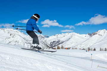 Fototapeta na wymiar Młody chłopak na nartach (10-12 lat)