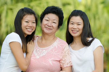 Fototapeta premium chinese daughter and mother