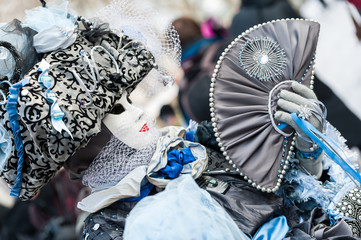 Personnage carnaval avec éventail