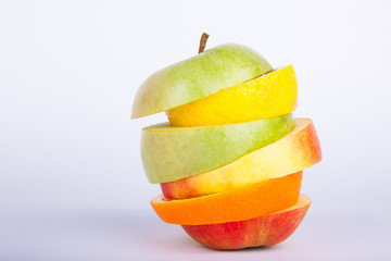 Apfel Zitrone Orange gemischt aufgestapelt