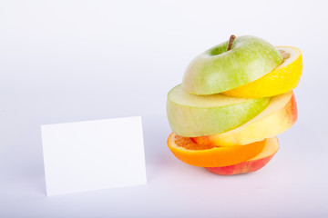 Apfel Zitrone Orange gemischt aufgestapelt mit Hinweisschild