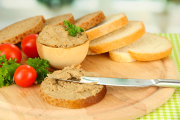 Composition of fresh pate, tomatoes and bread,