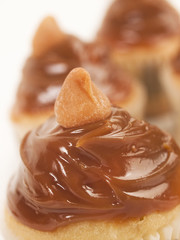 Magdalena cupcakes con dulce en primer plano. Vista de cerca. Macro