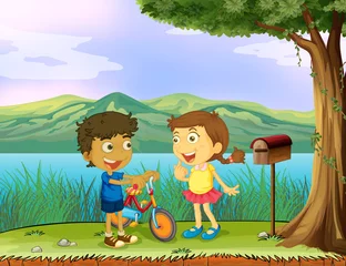 Photo sur Plexiglas Rivière, lac Un jeune garçon tenant un vélo et une fille près d& 39 une boîte aux lettres en bois