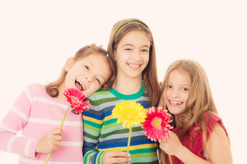 Fototapeta na wymiar szczęśliwe dzieci z kwiatami