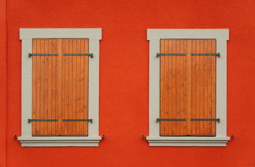 Zwei Klappläden aus Naturholz