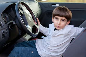 Junge sitzt im Auto
