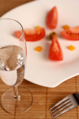 Tomatensalat und Wasserglas