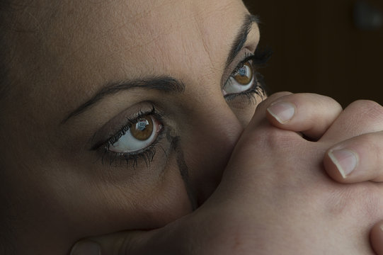 giovane donna pensierosa