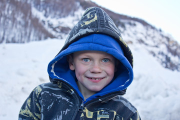 Découverte de la neige : jeune garçon (6-8 ans)