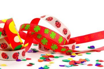 Luftschlangen und Konfetti