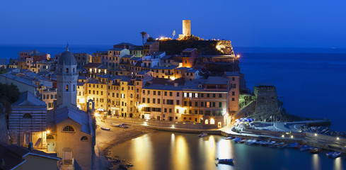 Vista nocturna de Vernazza (Cinque Terre,Italia)