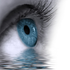 Auge im Wasser gespiegelt