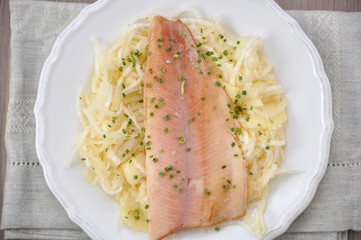 Salat mit Forelle