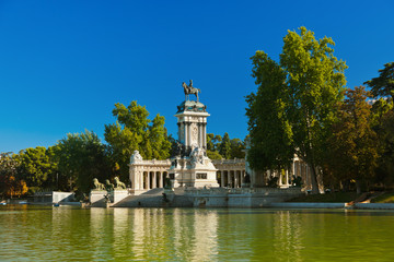 Fototapeta na wymiar Park Retiro w Madrycie Hiszpania