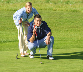 Zwei Golfer auf dem Gr&uuml;n