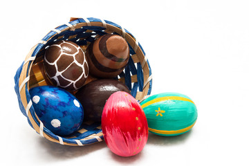 Cestino con uova di Pasqua decorate