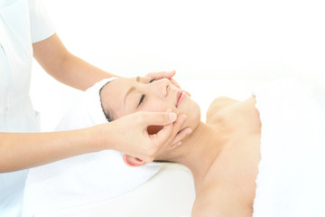 エステで美顔マッサージを受ける女性