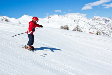 Fototapeta na wymiar Młody chłopak na nartach (6-8 lat) # 2