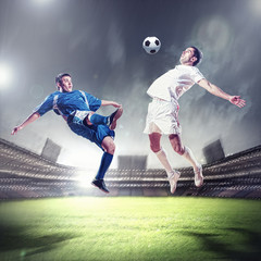 deux joueurs de football frappant le ballon
