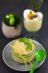 Eiersalat und halbierte Eier in Senfmayonnaise