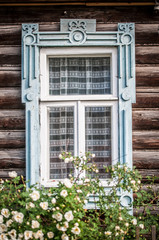 Fototapeta na wymiar Okno starych tradycyjnych rosyjski drewnianym domu.