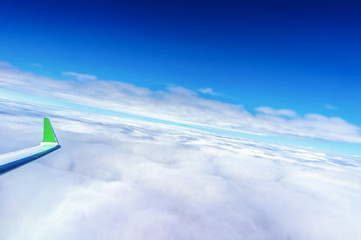 Naklejka na ściany i meble Skrzydło samolotu na lot nad chmury