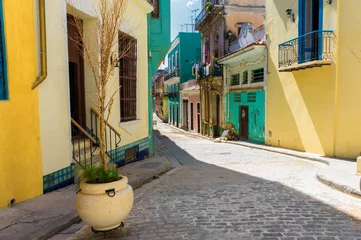 Zelfklevend Fotobehang Colorful street in Old Havana © kmiragaya