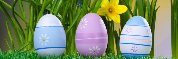 drei ostereier mit osterblumen