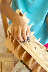 Enfant fabriquant un modèle réduit de galion