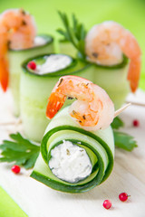 Cucumber rolls with cream cheese and shrimp