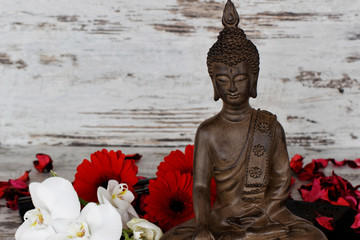 Buddhafigur mit Blumen