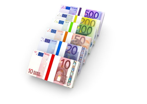 Geldbündelstapel von 10€ bis 500€ liegent hintereinander