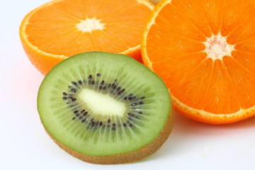 naranja partida por la mitad y kiwi