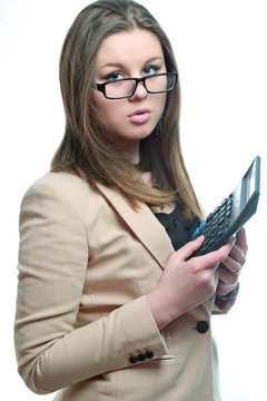 молодая девушка в очках и с калькулятором