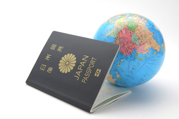パスポートと地球儀