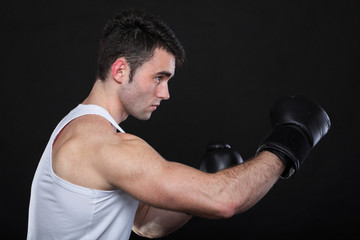 Fototapeta na wymiar Portret boksera sportowca w studio ciemnym tle