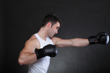 Fototapeta na wymiar Portret boksera sportowca w studio ciemnym tle