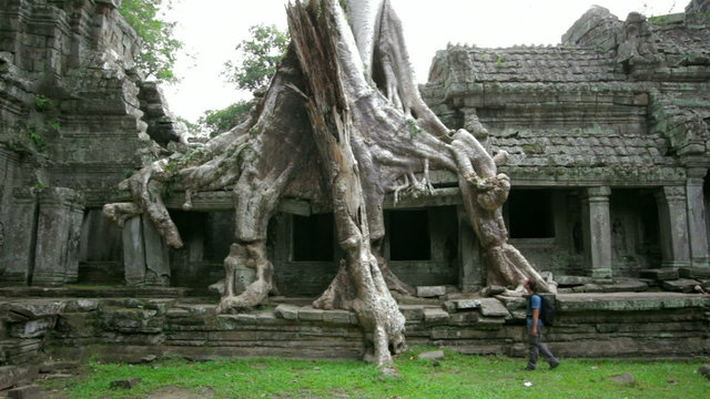 Backpacker travels exotic preah khan temple, angkor, cambodia