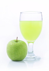 glass of apple juice and green apples, isolate on white