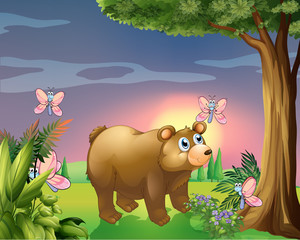 Ein Bär unter dem Baum mit vier Schmetterlingen