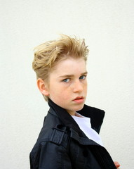 portrait jeune adolescent blond