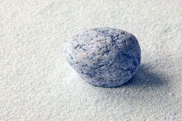 Fototapeta na wymiar Blaugemaserter kamień