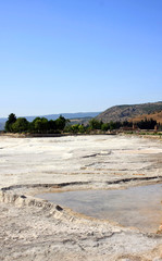 Fototapeta na wymiar Gejzer wody wykonane tarasy dla zdrowej kąpieli, Pamukkale, Turcja