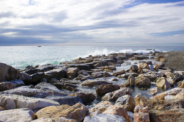 Fototapeta na wymiar Plaża kamień w Almunecar, Andaluzja, Hiszpania