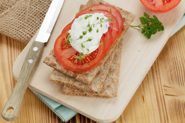Knäckebrot mit Tomaten und Quark