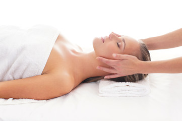 Obraz na płótnie Canvas Młoda kobieta relaks na procedury masaż spa